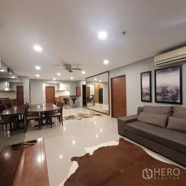 คอนโด ให้เช่าในWatthana, Bangkok - พื้นที่นั่งเล่นกว้างเห็นครัวและโต๊ะรับประทานอาหาร พร้อมไฟดาวน์ไลท์