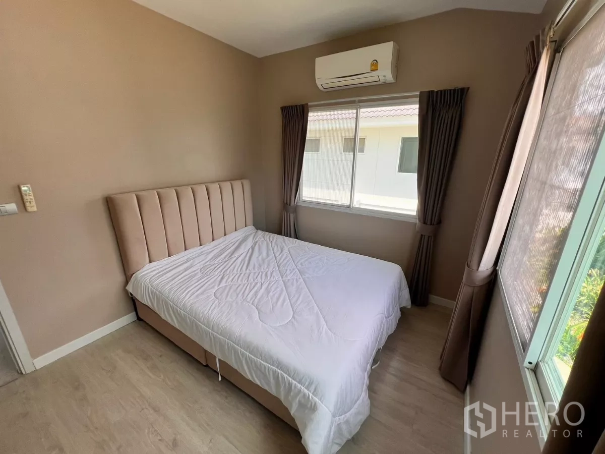 บ้าน ให้เช่าในLat Krabang, Bangkok - ห้องนอนมุมกระจก เตียงคู่ และพื้นลายไม้