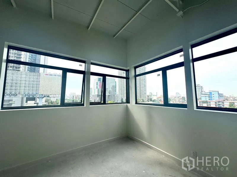Office Space for rent in Bang Rak, Bangkok - Corner office area with wraparound windows offering city views near BTS Chong Nonsi.