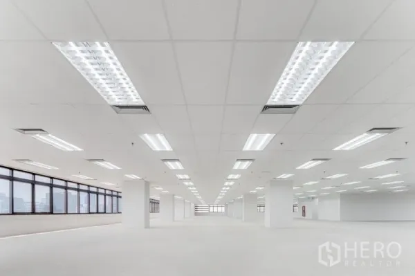 办公空间 出租在Pathum Wan, Bangkok - 超大办公楼层，格栅天花、荧光灯与结构柱