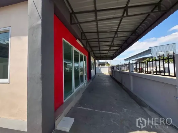 โรงงาน ให้เช่าหรือขายในMueang Samut Sakhon, Samut Sakhon - ทางเดินด้านข้างมีหลังคาเมทัลชีท ติดกระจกบานเลื่อนออฟฟิศและรั้วรอบพื้นที่โรงงาน