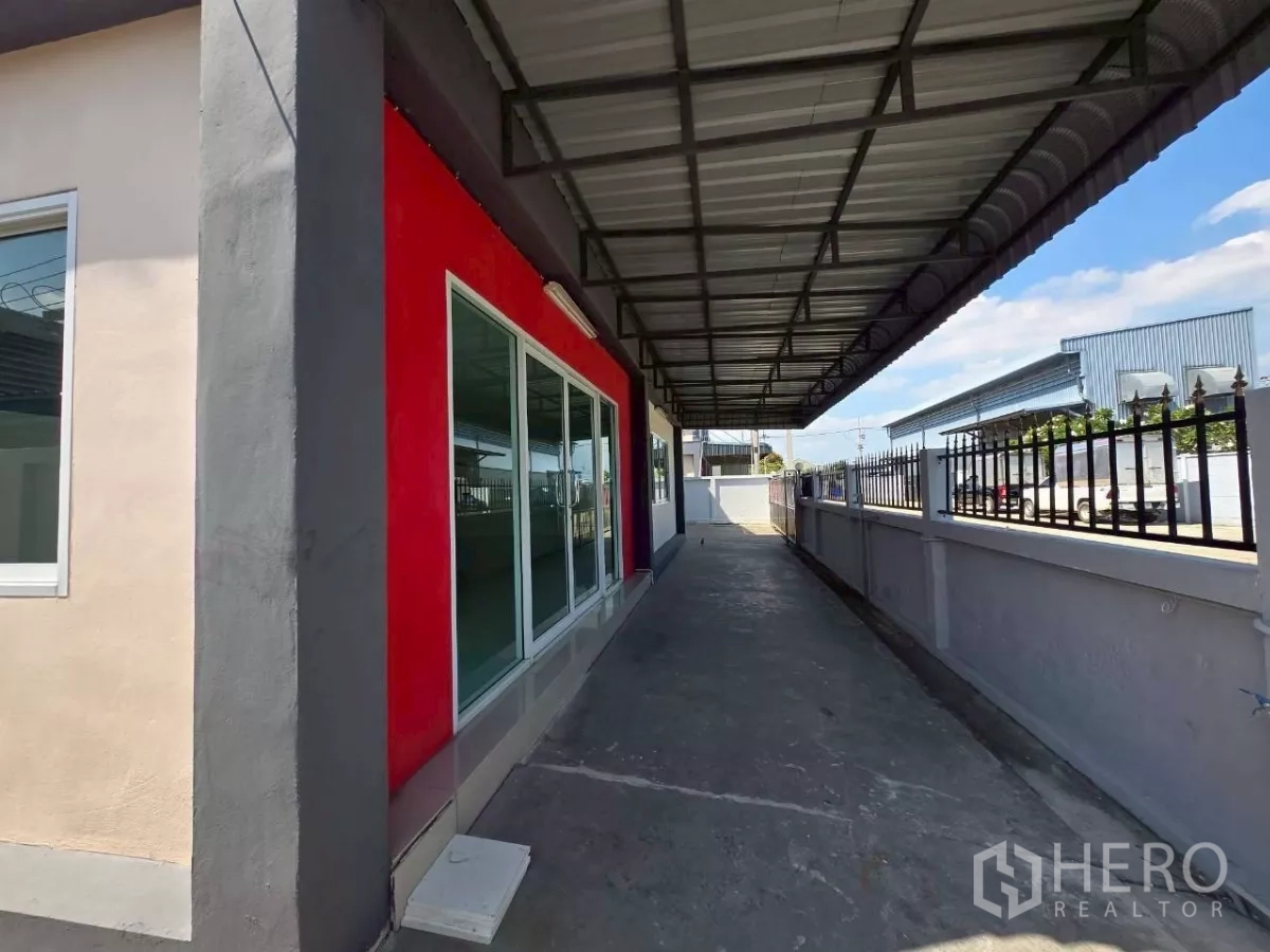 โรงงาน ให้เช่าหรือขายในMueang Samut Sakhon, Samut Sakhon - ทางเดินด้านข้างมีหลังคาเมทัลชีท ติดกระจกบานเลื่อนออฟฟิศและรั้วรอบพื้นที่โรงงาน