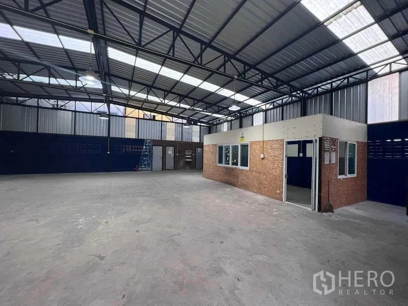 คลังสินค้า ให้เช่าในBang Kapi, Bangkok - ออฟฟิศภายในโกดังพร้อมหน้าต่าง และพื้นที่โล่งสำหรับปฏิบัติงาน