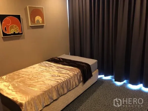 คอนโด ให้เช่าหรือขายในWatthana, Bangkok - ห้องนอนรอง เตียงเดี่ยว ภาพแขวนผนัง และม่านทึบ