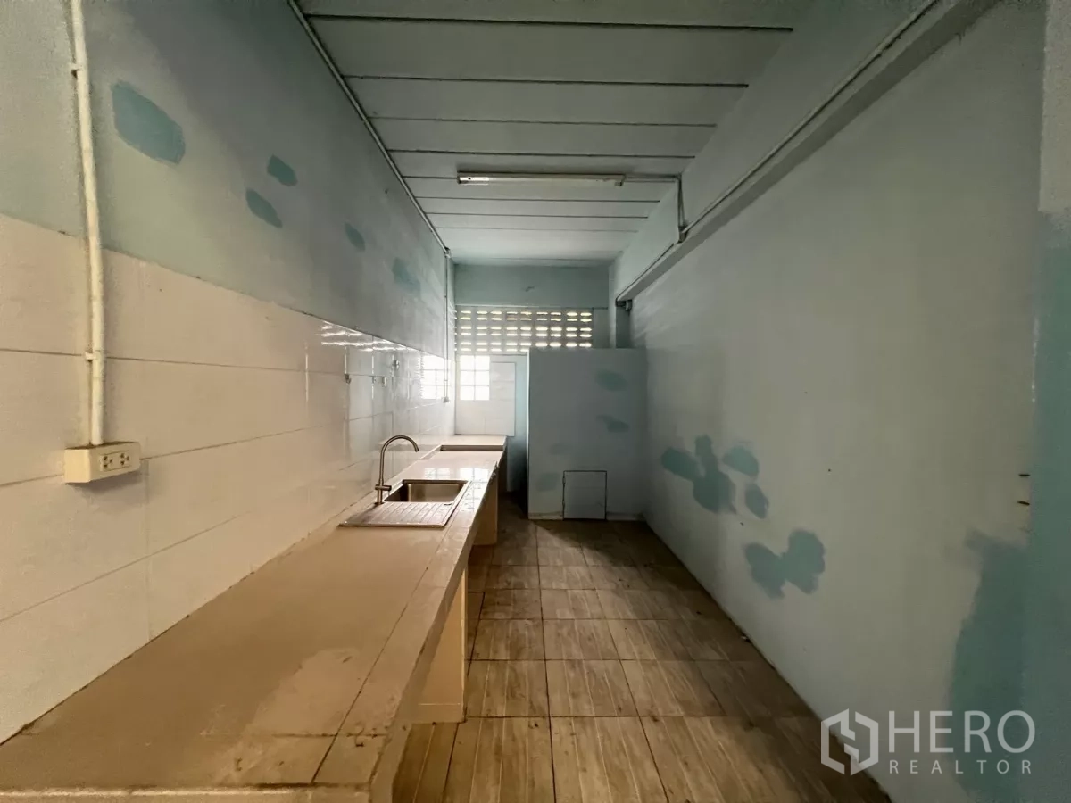 คลังสินค้า ให้เช่าในKhlong Sam Wa, Bangkok - มุมแพนทรีพร้อมเคาน์เตอร์ยาว อ่างล้าง และบล็อกแก้วระบายอากาศ
