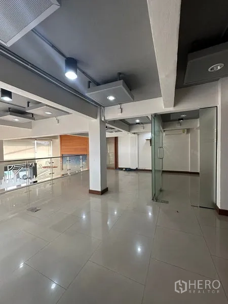 办公空间 出租在Pathum Wan, Bangkok - 曼谷办公空间开放式区域，瓷砖地面、玻璃隔断与轨道灯，近奇隆站。