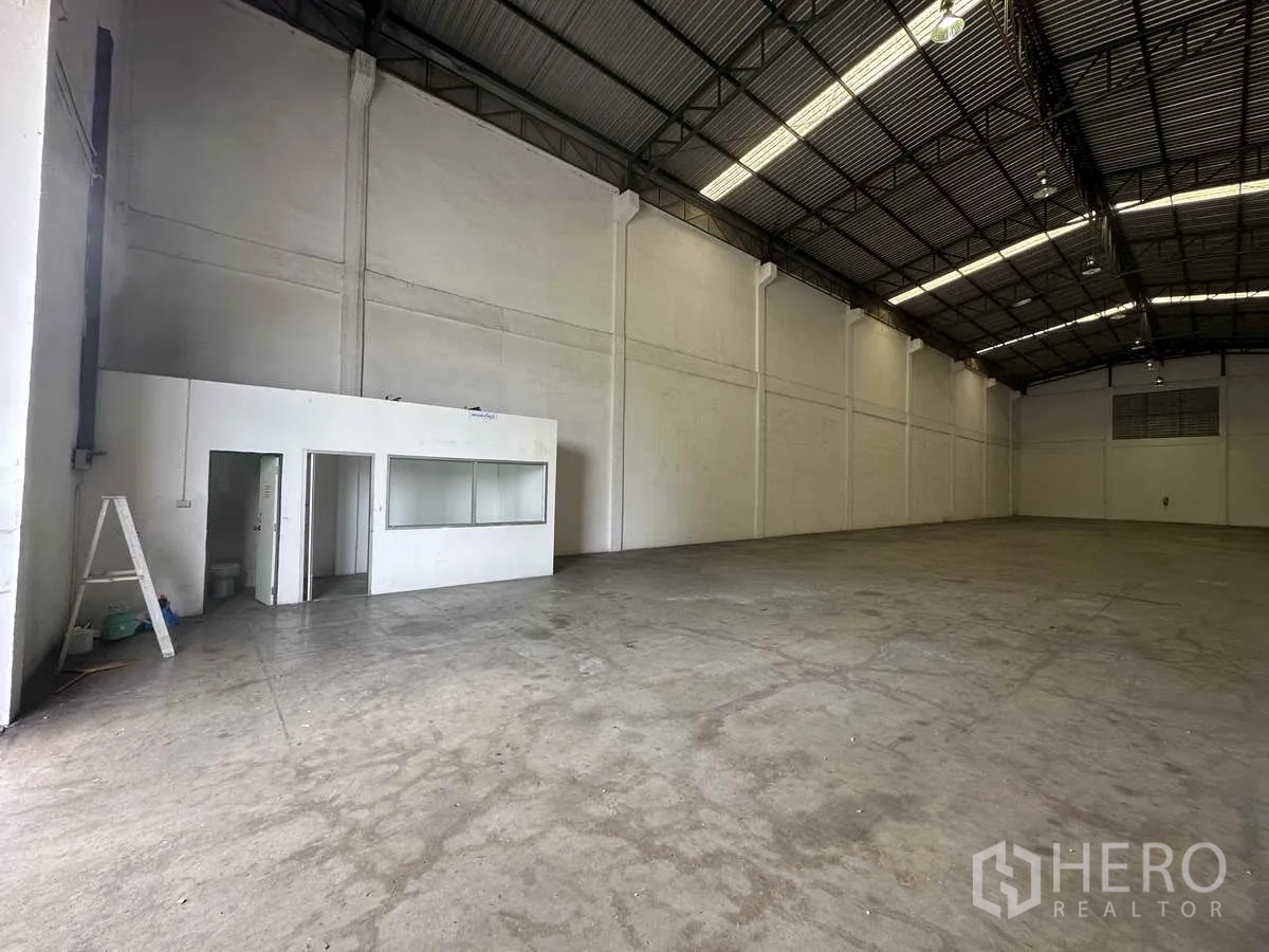 货栈 出租在Bang Pa-in, Phra Nakhon Si Ayutthaya - 仓库内角度图，展示内置办公室与开阔作业空间。