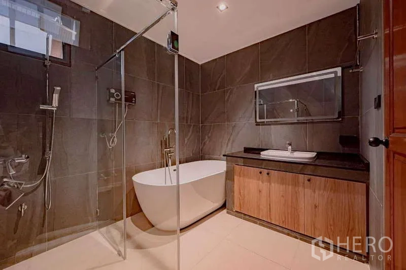 บ้าน ให้เช่าหรือขายในPhra Khanong, Bangkok - ห้องน้ำโมเดิร์น อ่างอาบน้ำเดี่ยว ฝักบัวกระจก และเคาน์เตอร์หิน