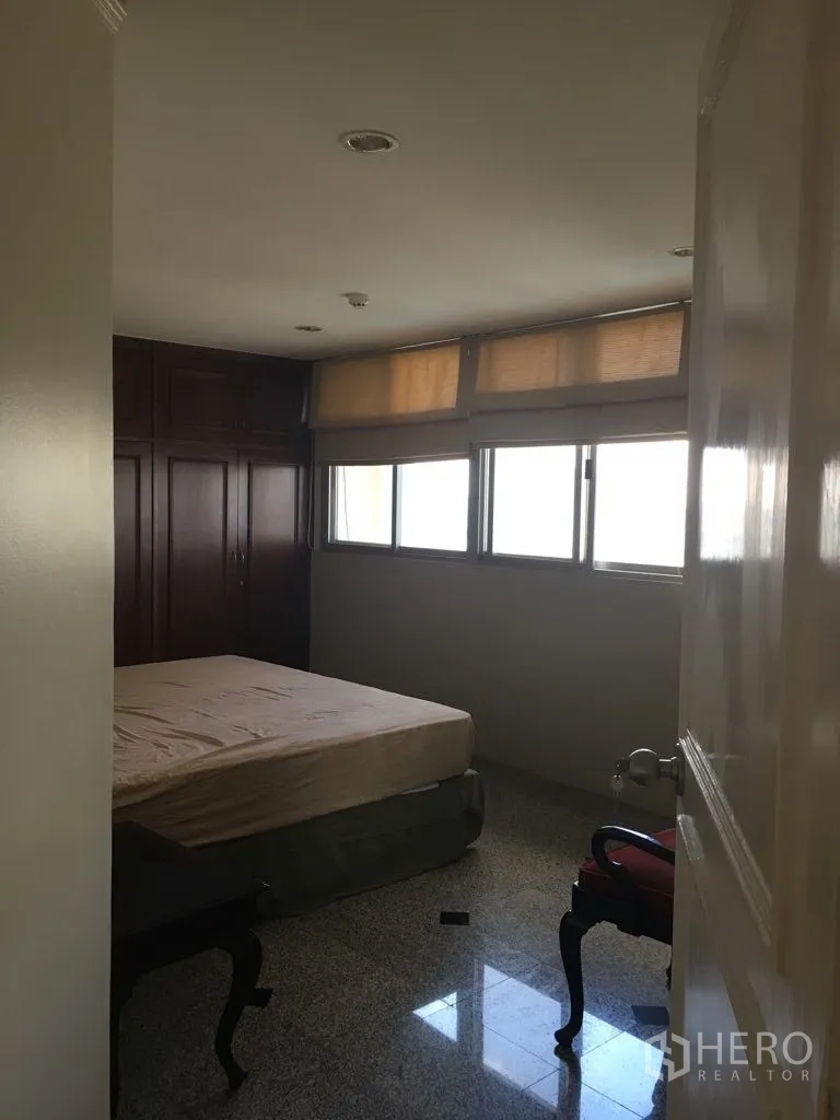 公寓 for rent in Watthana, Bangkok - 卧室配大窗、内置衣柜与床。