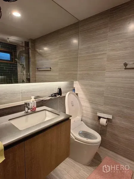 独立式住宅 出租在Bang Kapi, Bangkok - 现代卫浴，台上盆、长镜与坐便器