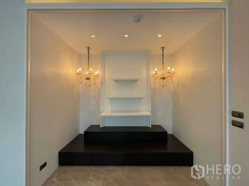 บ้าน ให้เช่าหรือขายในLat Krabang, Bangkok - มุมใช้งานอเนกประสงค์หรือห้องพระ มีแท่นยกระดับ ชั้นวาง และโคมแชนเดอเลียร์