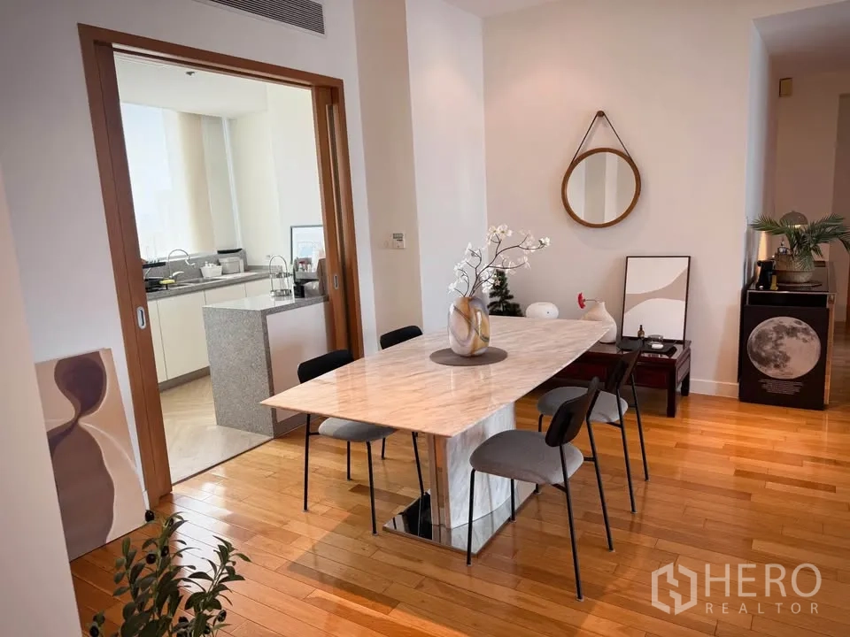 คอนโด for rent or sale in Khlong Toei, Bangkok - พื้นที่รับประทานอาหารโต๊ะหินอ่อน พร้อมประตูลื่นเปิดสู่ครัว.