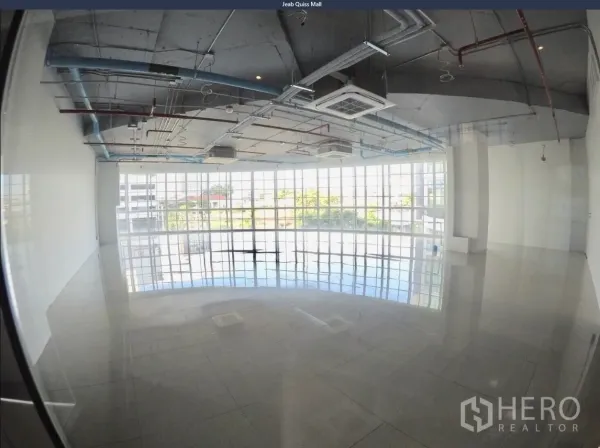 สำนักงาน ให้เช่าในKhlong Toei, Bangkok - ภายในสว่างด้วยหน้าต่างบานใหญ่ เครื่องปรับอากาศแบบคาสเซ็ต และท่อเดินลอยสไตล์ลอฟต์