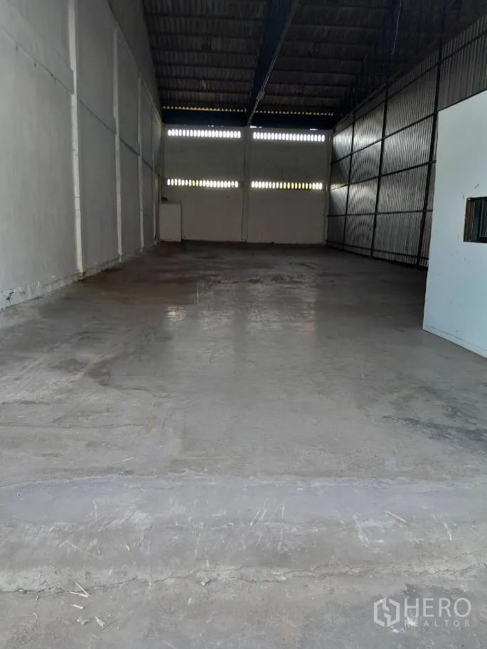 คลังสินค้า ให้เช่าในBang Phli, Samut Prakan - ภายในโกดังโล่ง เพดานสูง พื้นคอนกรีต พร้อมช่องลมให้แสงธรรมชาติ