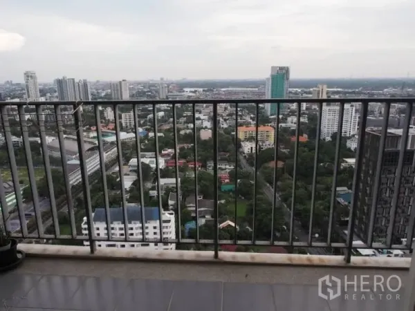 คอนโด ให้เช่าในKhlong Toei, Bangkok - ระเบียงคอนโดพร้อมราวกันตก มองเห็นวิวเมืองจากมุมสูง
