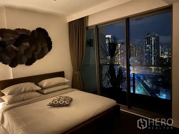 คอนโด ขายในWatthana, Bangkok - ห้องนอนมาสเตอร์ยามค่ำ มีกระจกเต็มผนัง มองเห็นวิวเมืองพาโนรามา