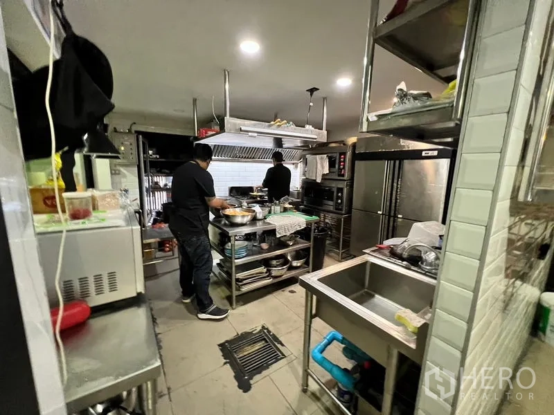 อาคารพาณิชย์ ให้เช่าในWatthana, Bangkok - ครัวเชิงพาณิชย์พร้อมเครื่องครัวสเตนเลส ฮูดดูดควัน ตู้แช่ และโต๊ะเตรียมอาหาร.