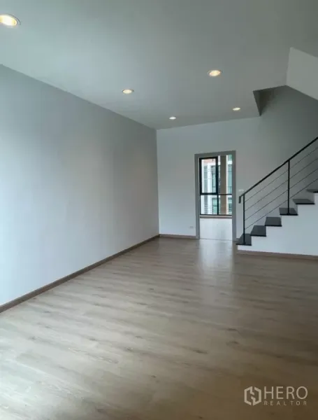 สำนักงานที่บ้าน ให้เช่าในBueng Kum, Bangkok - ห้องกว้างพื้นไม้ พร้อมบันไดเหล็กดีไซน์มินิมอล