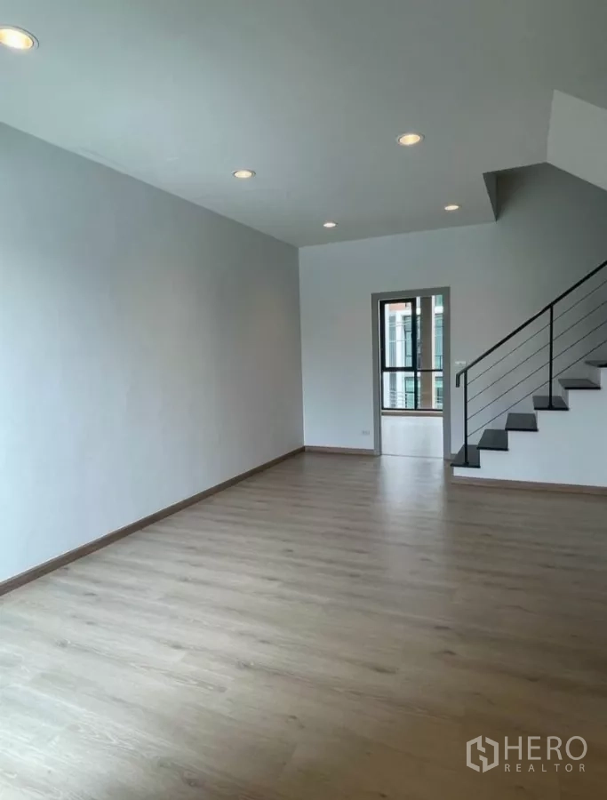 สำนักงานที่บ้าน ให้เช่าในBueng Kum, Bangkok - ห้องกว้างพื้นไม้ พร้อมบันไดเหล็กดีไซน์มินิมอล