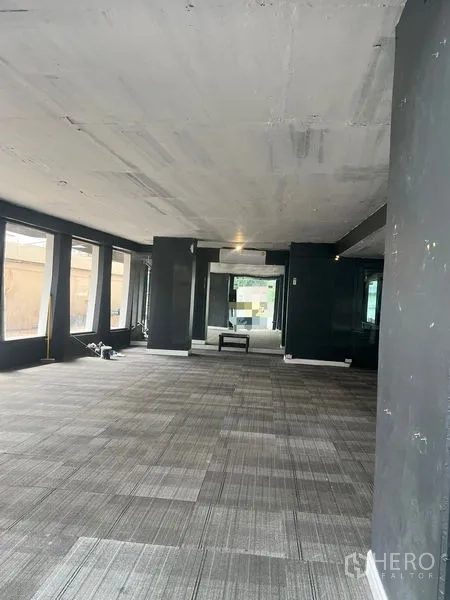 พื้นที่ขายปลีก ให้เช่าในWatthana, Bangkok - ภายในพื้นที่ค้าปลีกแบบเปิดโล่ง ปูพรมไทล์ เสากำแพงสีเข้ม และกระจกเต็มบานรับแสงธรรมชาติ