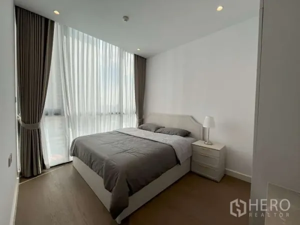 คอนโด ให้เช่าหรือขายในSathon, Bangkok - ห้องนอนสว่างด้วยกระจกเต็มผนัง ม่านโปร่ง และเตียงควีน