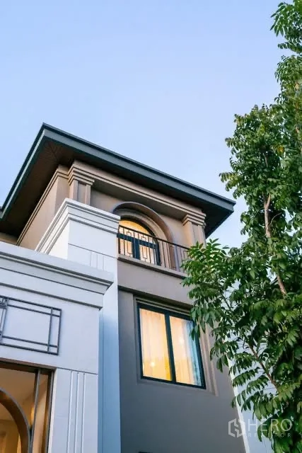 บ้านเดี่ยว for rent or sale in Saphan Sung, Bangkok - ภาพระยะใกล้ด้านนอกบ้านโชว์ระเบียงและช่องหน้าต่างโค้ง