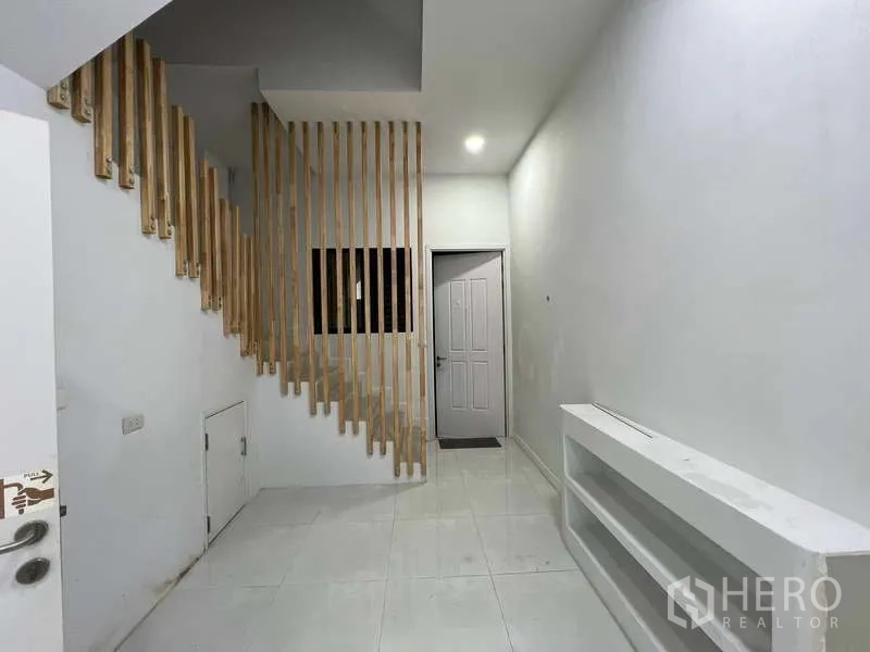 สำนักงานที่บ้าน ให้เช่าในSuan Luang, Bangkok - โถงบันไดตกแต่งระแนงไม้ มีชั้นวางของบิลท์อินและช่องเก็บของใต้บันได