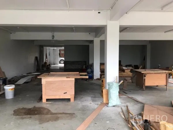 พื้นที่ขายปลีก ให้เช่าในLat Krabang, Bangkok - พื้นที่ค้าปลีกแบบโอเพ่นสเปซ พื้นคอนกรีต เสาโครงสร้างและจุดไฟเพดาน