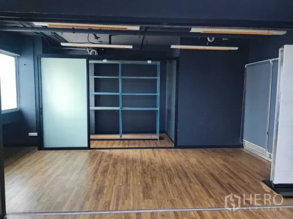 办公空间 出租在Watthana, Bangkok - 中央区域带金属储物架的壁龛与木纹地面。