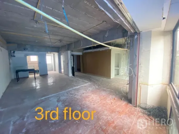 Shophouse for rent in Bang Rak, Bangkok - Third-floor raw space with large windows, wiring and partial partitions