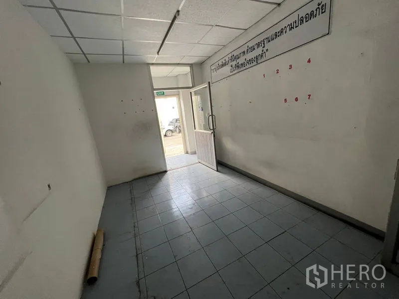 คลังสินค้า ให้เช่าในBang Sao Thong, Samut Prakan - โถงแคบปูกระเบื้อง มีประตูทางออกสู่ด้านหน้า