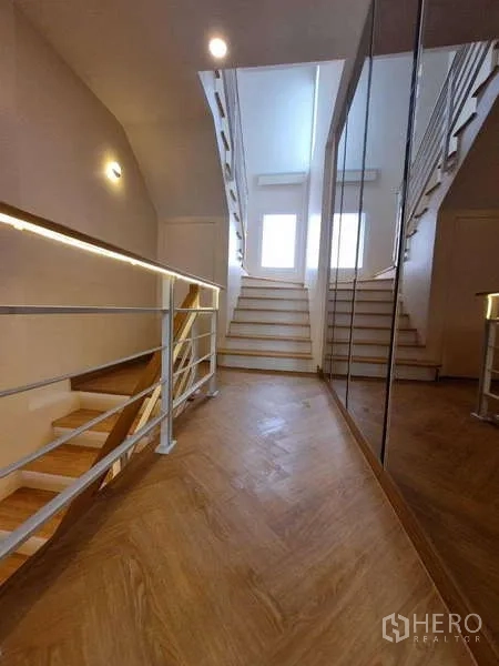 ทาวน์เฮาส์ ให้เช่าในWang Thonglang, Bangkok - โถงบันไดมีผนังกระจกเงา ราวจับไฟ LED รับแสงธรรมชาติ