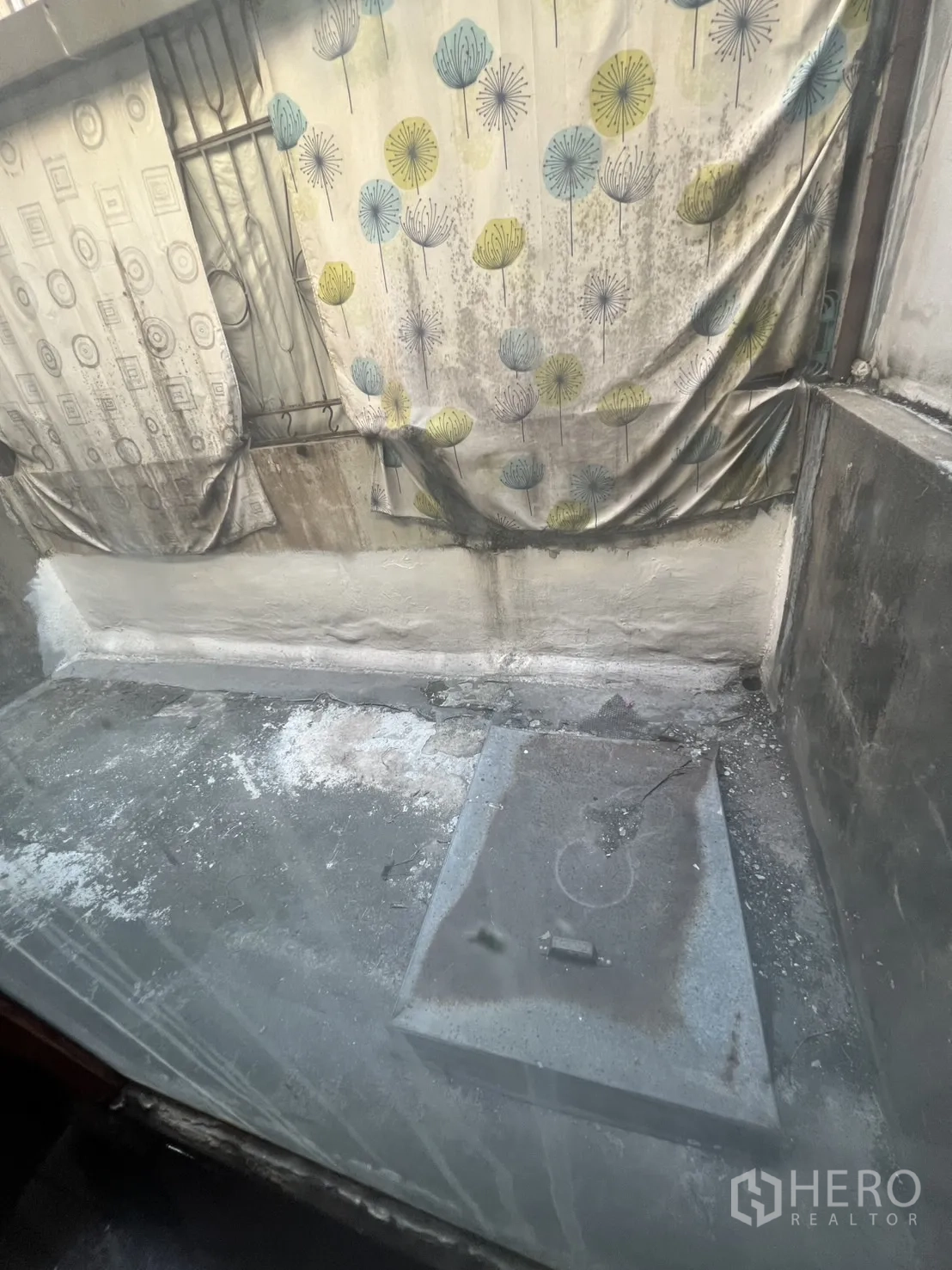 อาคารพาณิชย์ ให้เช่าในKhlong Toei, Bangkok - ช่องแสงหรือระเบียงเล็ก ผ้าม่านคลุมและพื้นคอนกรีตเก่า