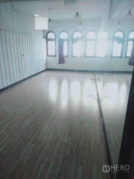 店屋 出租在Watthana, Bangkok - 大型工作室空间，浅色木地板、整片镜面与拱形窗