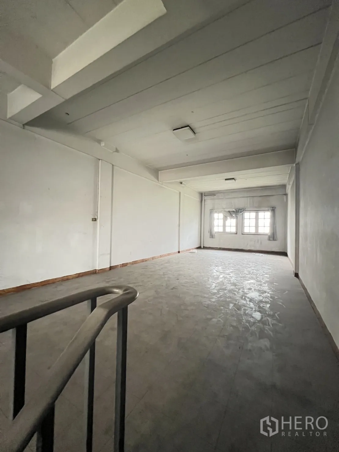 店屋 出租在Watthana, Bangkok - 走廊设推拉玻璃隔断，形成办公间。