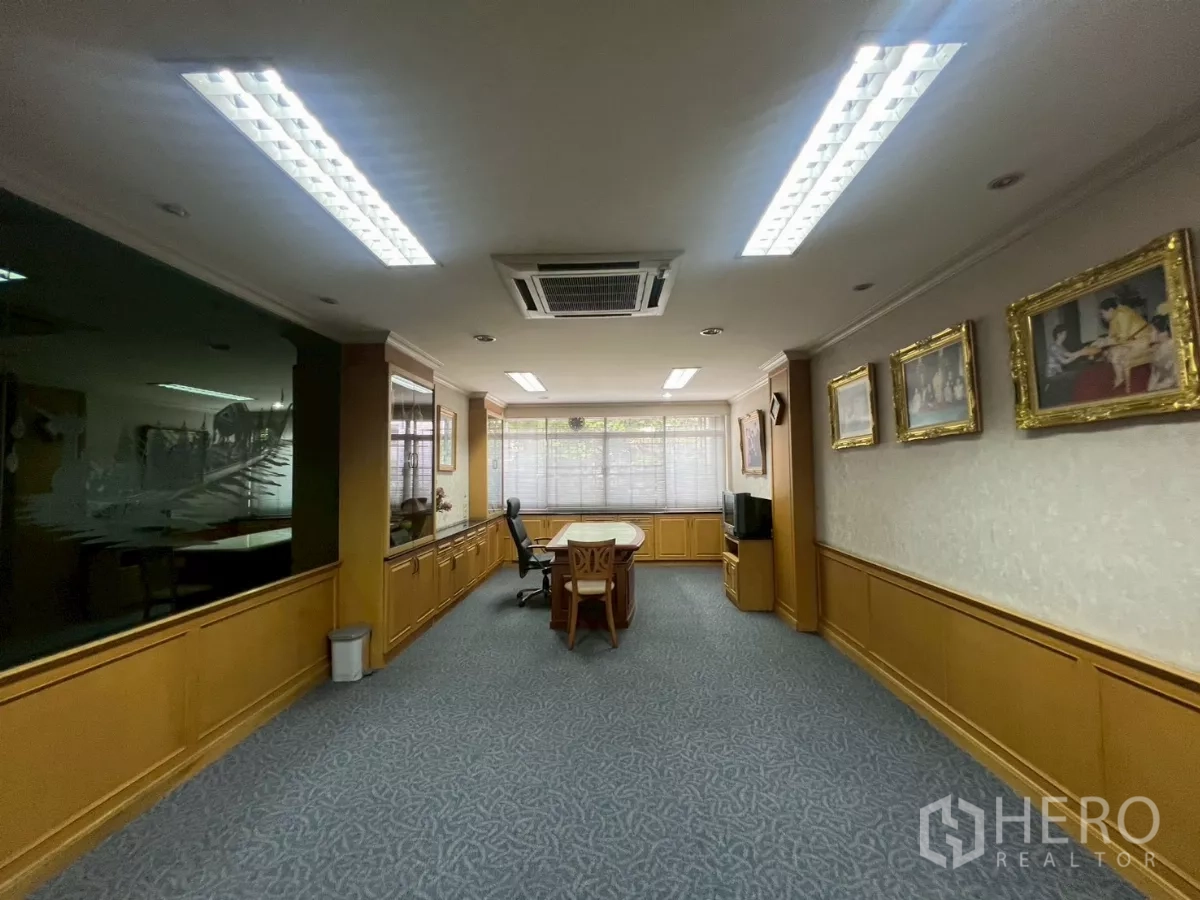 店屋 出租在Bang Rak, Bangkok - 明亮会议室，地毯、长桌、空调与大窗。