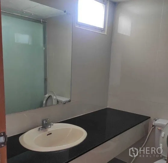 อพาร์ทเมนท์ ให้เช่าในKhlong Toei, Bangkok - ห้องน้ำเคาน์เตอร์หินสีดำ อ่างล้างหน้า กระจกบานใหญ่ และช่องแสง