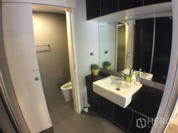 คอนโด ให้เช่าในKhlong Toei, Bangkok - ห้องน้ำสไตล์โมเดิร์น อ่างล้างหน้าใหญ่ กระจกเต็มบาน และโถสุขภัณฑ์แยกส่วน