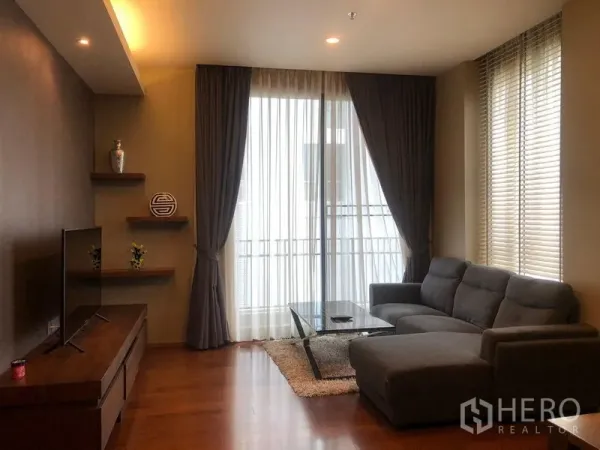 คอนโด ให้เช่าหรือขายในWatthana, Bangkok - ห้องนั่งเล่นสว่าง ประตูกระจกสไลด์ออกระเบียง โซฟา L และตู้ทีวี