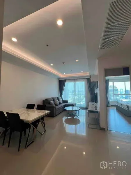 公寓 出租在Ratchathewi, Bangkok - 明亮客厅连通卧室，亮面地砖通透明亮。