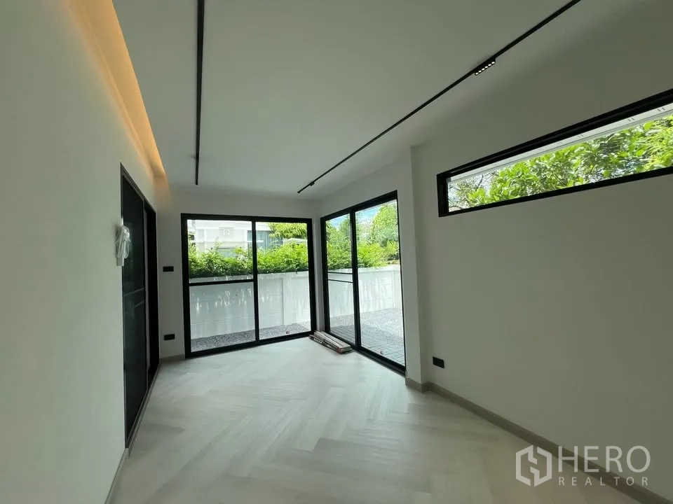 Townhouse for rent in Prawet, Bangkok - Ground-floor room with large sliding glass doors to patio.