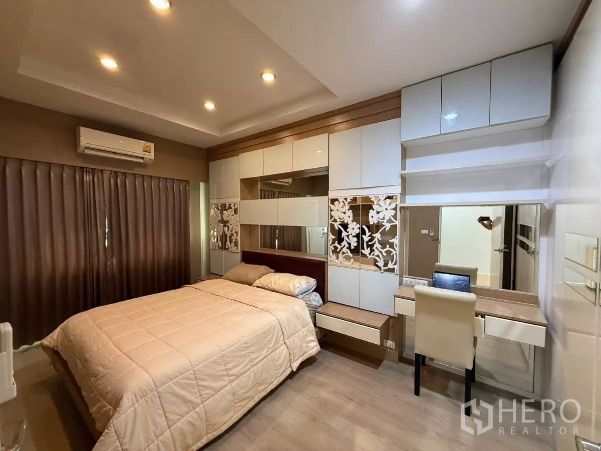 ทาวน์เฮาส์ ให้เช่าในSuan Luang, Bangkok - ห้องนอนที่สองพร้อมตู้เสื้อผ้าบิลท์อิน โต๊ะทำงาน และแสงไฟอบอุ่น