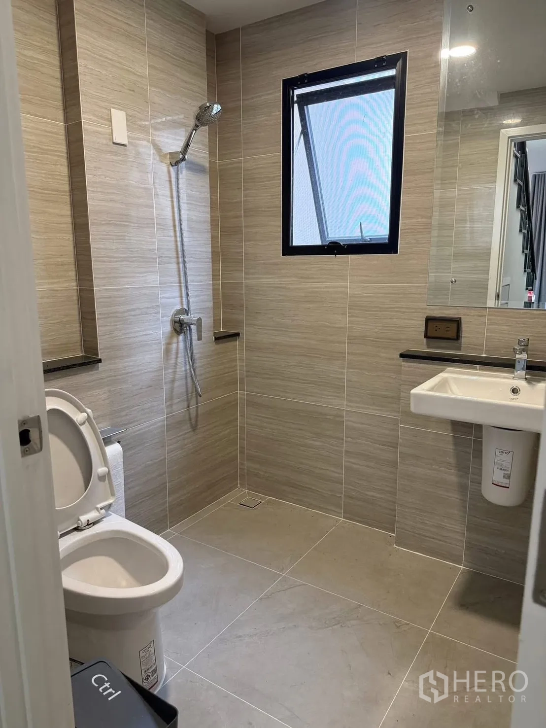 Detached House for rent in Bang Phli, Samut Prakan - Second bathroom with walk-in shower, toilet and basin.