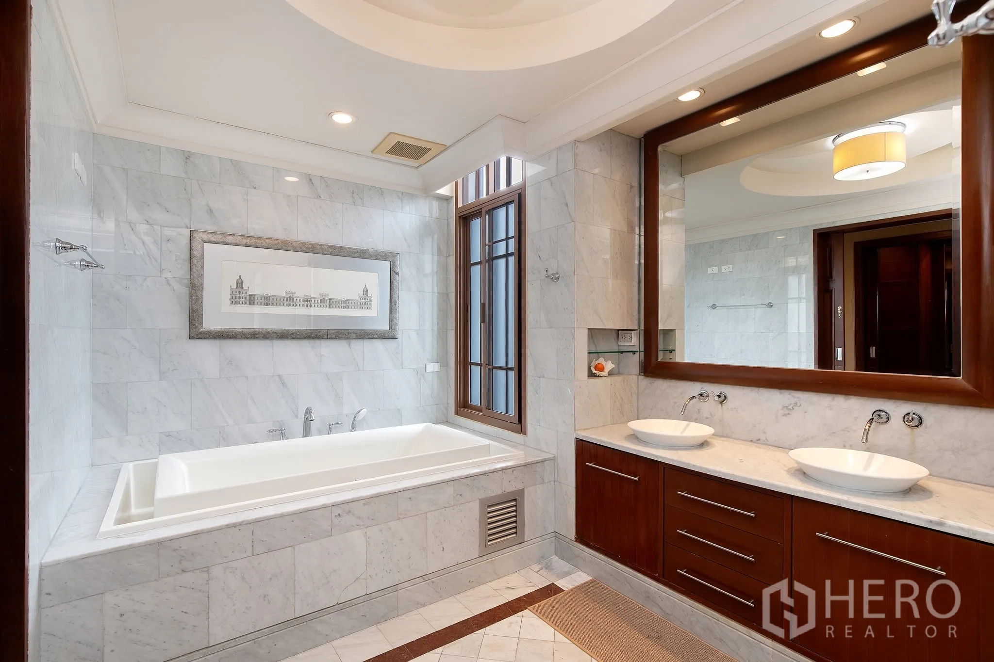独栋房屋 for rent or sale in Watthana, Bangkok - 大理石卫浴配双台盆与内嵌式浴缸。