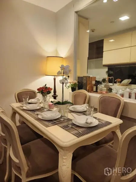 คอนโด ให้เช่าในPhra Khanong, Bangkok - โต๊ะทานอาหารสไตล์วินเทจ จัดเซตพร้อมโคมไฟและช่องเสิร์ฟเชื่อมครัว