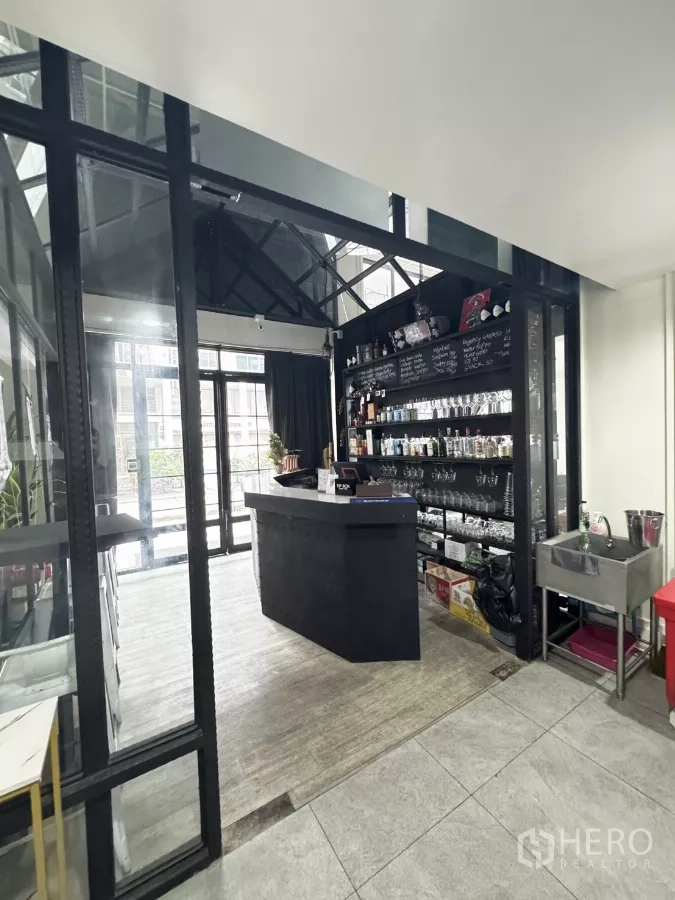 อาคารพาณิชย์ ให้เช่าในKhlong Toei, Bangkok - เคาน์เตอร์บาร์บริการ ชั้นวางแก้วและเครื่องดื่ม ข้างผนังกระจกเต็มบาน