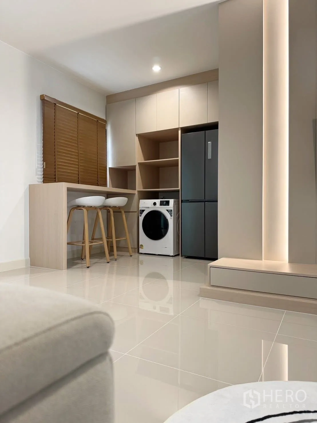 ทาวน์เฮาส์ for rent in Bang Phli, Samut Prakan - มุมแพนทรี่พร้อมเคาน์เตอร์บาร์ เก้าอี้สตูล เครื่องซักผ้า และตู้เย็น
