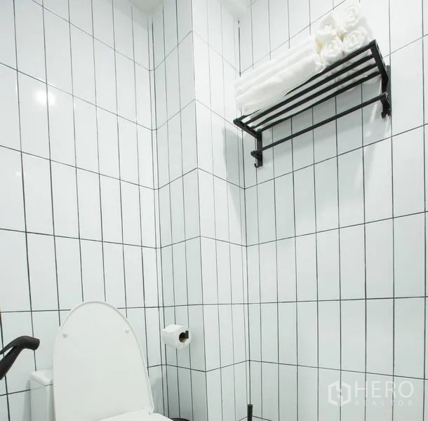 ทาวน์เฮาส์ ให้เช่าในSathon, Bangkok - ห้องน้ำกระเบื้องสีขาวลายตั้ง พร้อมชั้นวางผ้าเช็ดตัว