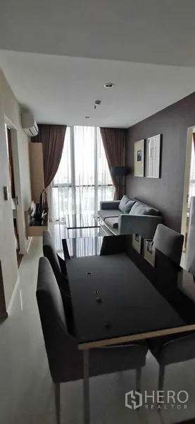 公寓 出租在Watthana, Bangkok - 开放式餐客厅，落地窗采光充足，享城市景观。