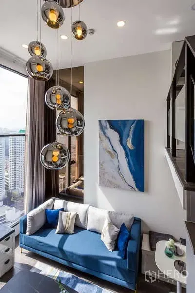 公寓 出租 - 挑高客厅，现代吊灯与大幅观景窗。